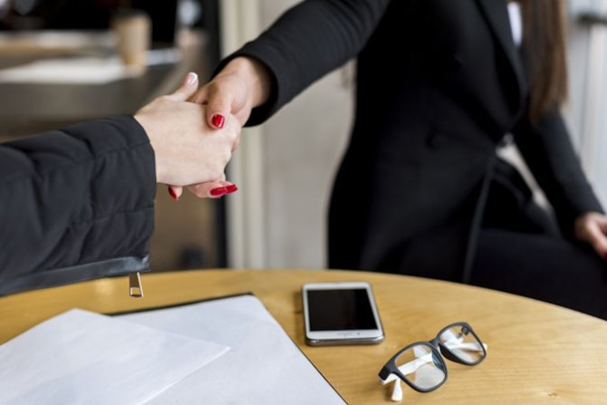 brunette-businesswoman-making-negotiation.jpg