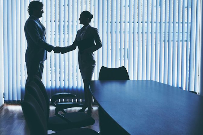 negotiating-with-new-employee.jpg