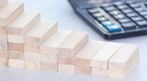 declining-graph-from-wooden-blocks-with-calculator-financial-concept-copy-space.jpg