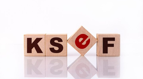 ksef-krajowy-system-e-faktur-text-written-wooden-cubes.jpg